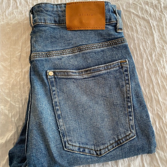 H&M medium wash jeans. - Picture 4 of 4
